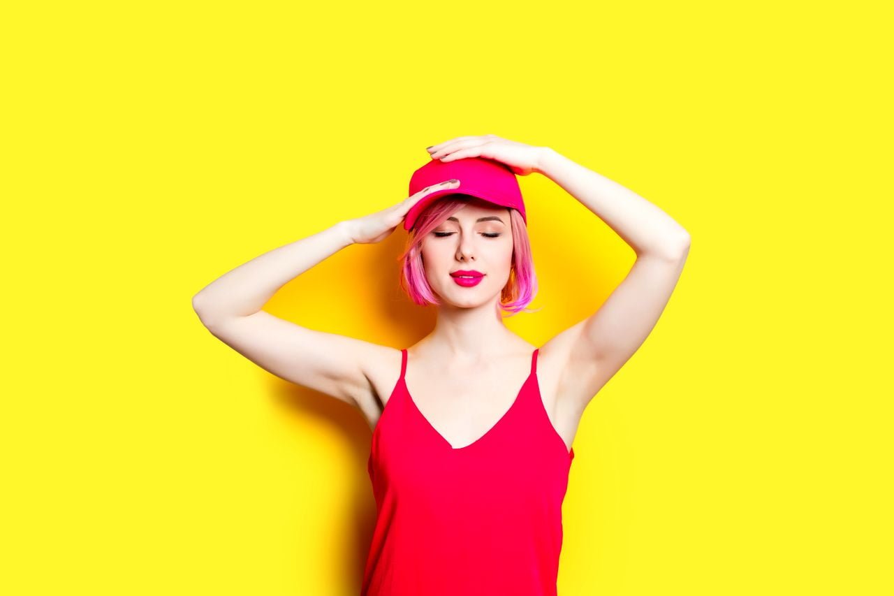 femme casquette rouge