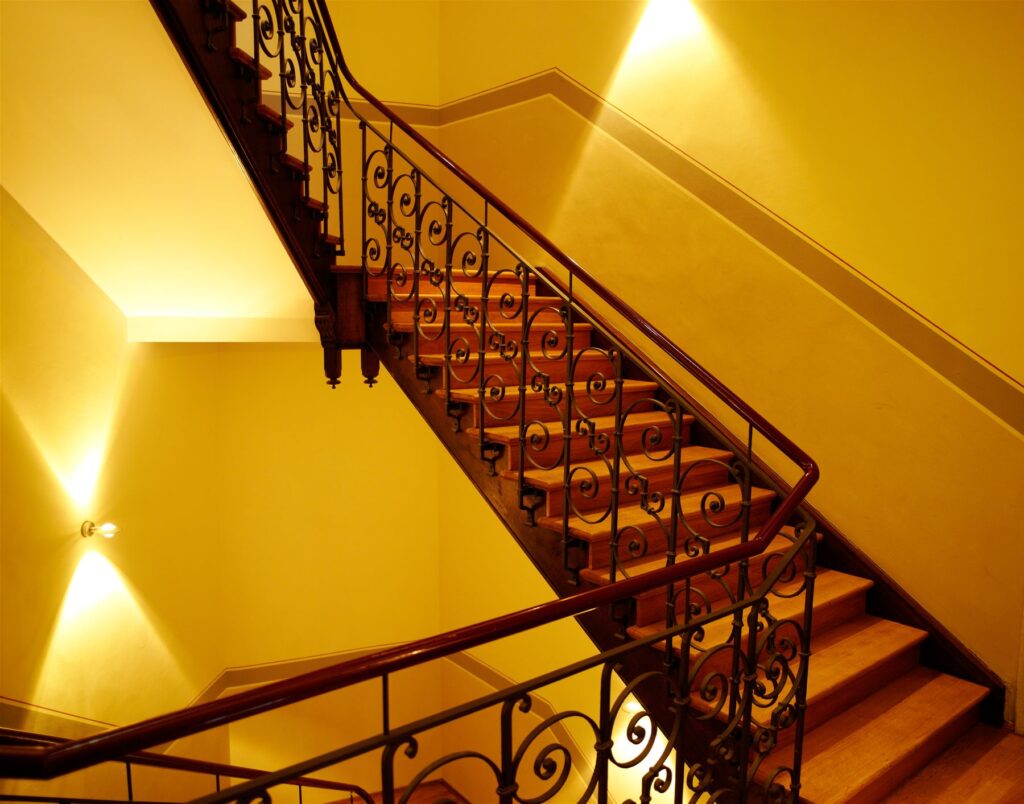 cage d'escalier jaune moutarde