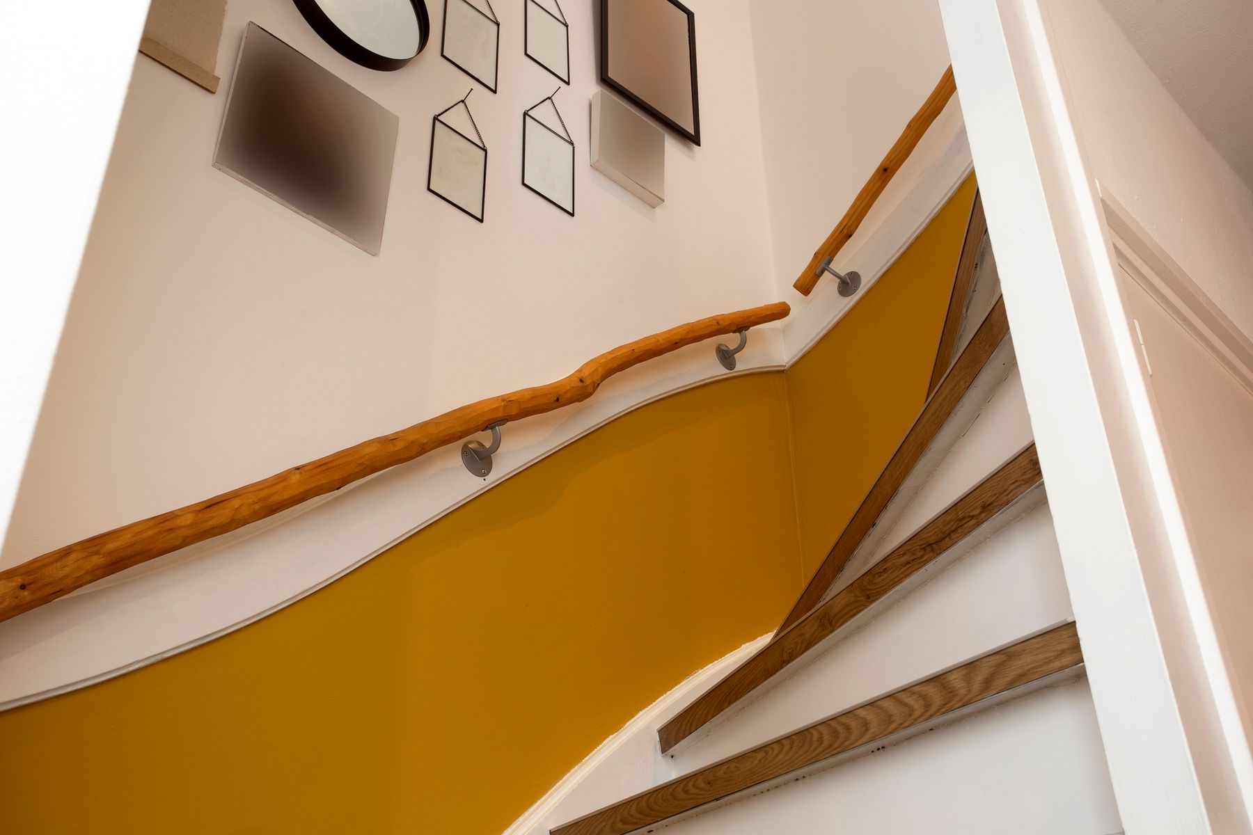 cage d'escalier bicolore jaune bois blanc