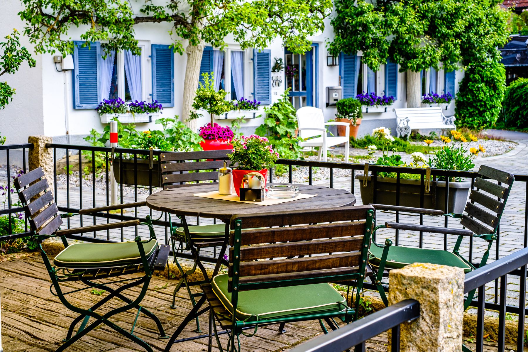 table en bois retro extérieure