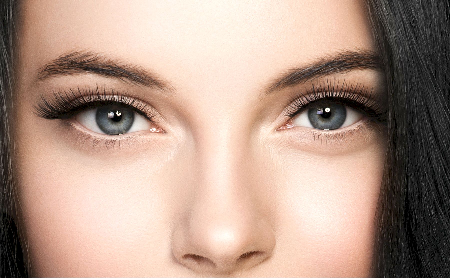 regard avec extensions de cils