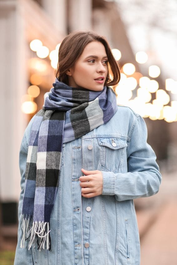 écharpe a carreau et veste en jean sur femme