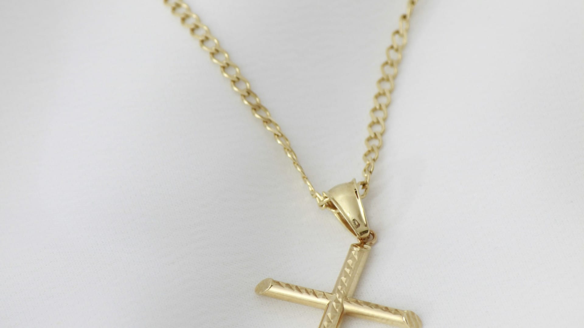 Idée cadeau : comment choisir la plus belle croix en or ?